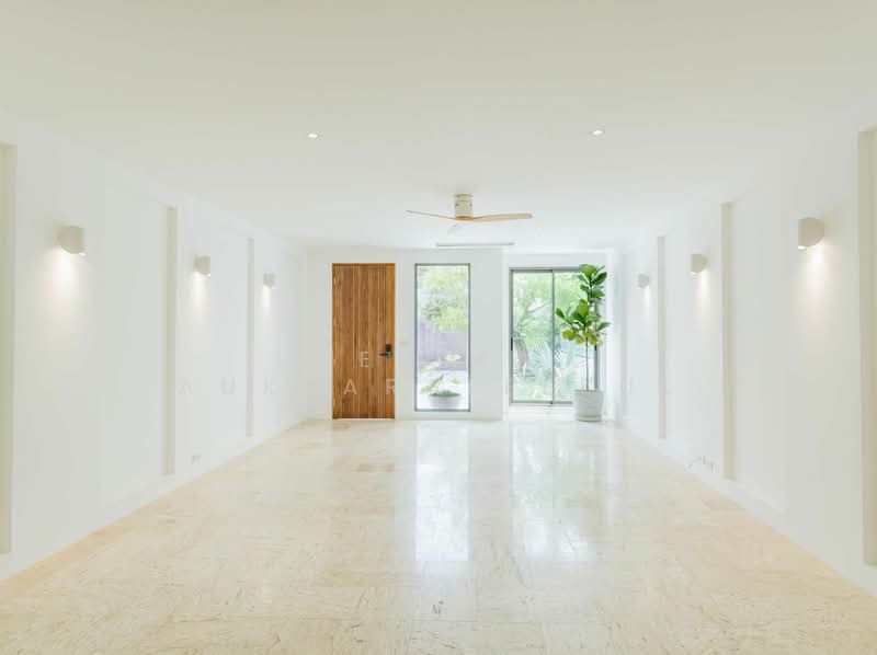 4-BR Townhouse, Bangkok, Khlong Tan Nua, Watthana, Bangkok, 4 Bedrooms, 350 sqm, Townhouse For Sale, by Pemika Aukkaraleekul, 500171588 - DDproperty.com