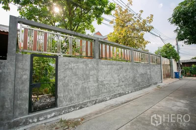 For rent Detached House in Samsen Nok, Huai Khwang, Bangkok hre00329, Bangkok, Samsen Nok, Huai Khwang, Bangkok, 3 Bedrooms, 300 sqm, Single Detached House For Rent, by Hero Realtor Co., Ltd., 500171815 - DDproperty.com