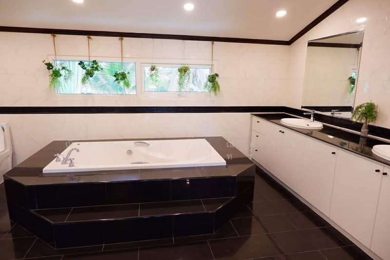 Near Pattaya City, Chon Buri (Pattaya), Nong Pru, Bang Lamung (Pattaya), Chon Buri (Pattaya), 3 Bedrooms, 412 sqm, Villa For Sale, by Nichapa Phiachan, 500172028 - DDproperty.com