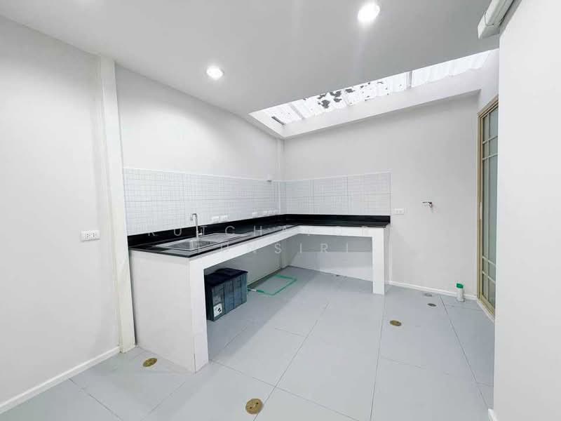 ทาวน์เฮ้าส์ให้เช่า – ใกล้โรงเรียนสารสาสน์วิเทศเชียงใหม่ เพียง 5 นาที ค่าเช่า 20,000 บาท / เดือน รหัส, Chiang Mai, Wat Khet, Muang Chiang Mai, Chiang Mai, 2 Bedrooms, 110 sqm, Townhouse For Rent, by Rutchaporn Tunsiri, 500172136 - DDproperty.com