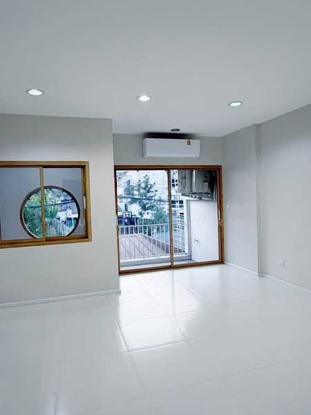 ทาวน์เฮ้าส์ให้เช่า – ใกล้โรงเรียนสารสาสน์วิเทศเชียงใหม่ เพียง 5 นาที ค่าเช่า 20,000 บาท / เดือน รหัส, Chiang Mai, Wat Khet, Muang Chiang Mai, Chiang Mai, 2 Bedrooms, 110 sqm, Townhouse For Rent, by Rutchaporn Tunsiri, 500172136 - DDproperty.com