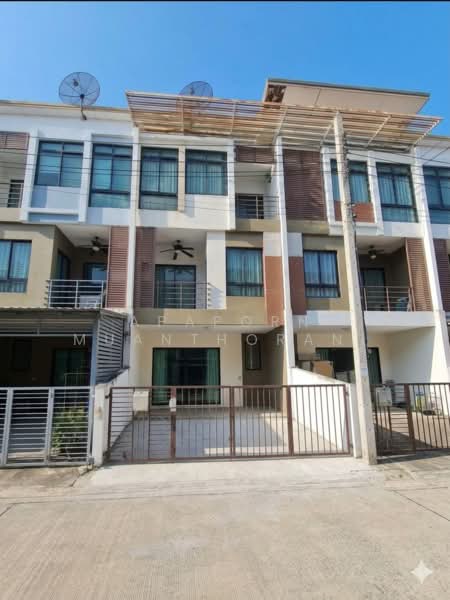 ขายทาวน์โฮม 3 ชั้น หมู่บ้านซิกเนเจอร์ เอกชัย-บางบอน รีโนเวทใหม่ทั้งหลัง ราคาถูกสุดในโครงการ, กรุงเทพ, เอกชัย, บางบอน, บางบอน, กรุงเทพ, 184 ตร.ม., ทาวน์เฮ้าส์ ขาย, โดย Apaporn Muanthorani, 500172443 - DDproperty.com