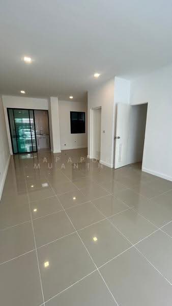 ขายทาวน์โฮม 3 ชั้น หมู่บ้านซิกเนเจอร์ เอกชัย-บางบอน รีโนเวทใหม่ทั้งหลัง ราคาถูกสุดในโครงการ, Bangkok, เอกชัย, Bang Bon, Bangkok, 3 Bedrooms, 184 sqm, Townhouse For Sale, by Apaporn Muanthorani, 500172443 - DDproperty.com