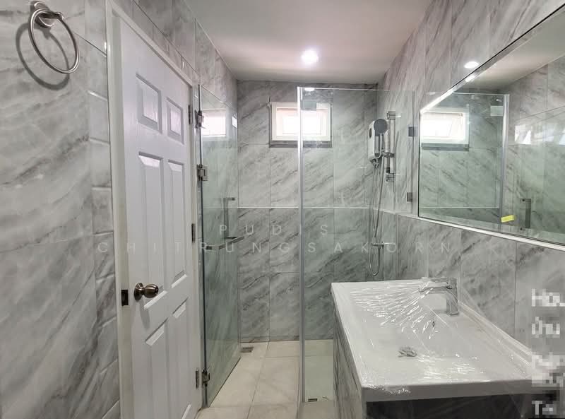 Huai Khwang | 3-Storey Commercial Building for Rent, Bangkok, Huai Khwang, Huai Khwang, Bangkok, , 153 sqm, Shophouse For Rent, by Pudis Chitrungsakorn, 500172720 - DDproperty.com