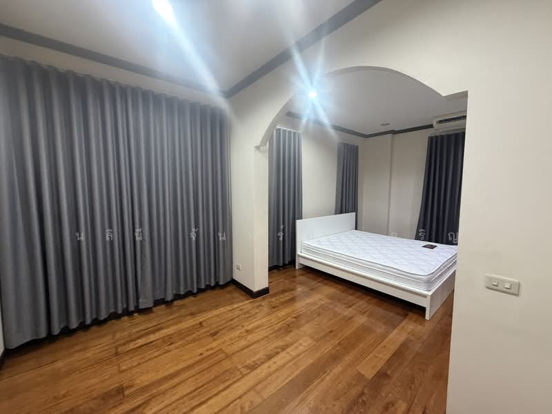 House near Ekkamai, Bangkok, Khlong Tan Nua, Watthana, Bangkok, 4 Bedrooms, 250 sqm, Single Detached House For Rent, by Nalinee Chansiricharoen, 500172925 - DDproperty.com