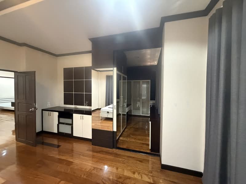 House near Ekkamai, Bangkok, Khlong Tan Nua, Watthana, Bangkok, 4 Bedrooms, 250 sqm, Single Detached House For Rent, by Nalinee Chansiricharoen, 500172925 - DDproperty.com