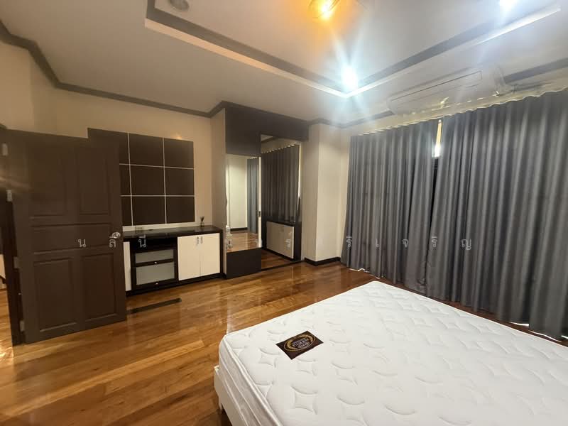 House near Ekkamai, Bangkok, Khlong Tan Nua, Watthana, Bangkok, 4 Bedrooms, 250 sqm, Single Detached House For Rent, by Nalinee Chansiricharoen, 500172925 - DDproperty.com