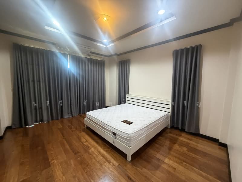 House near Ekkamai, Bangkok, Khlong Tan Nua, Watthana, Bangkok, 4 Bedrooms, 250 sqm, Single Detached House For Rent, by Nalinee Chansiricharoen, 500172925 - DDproperty.com