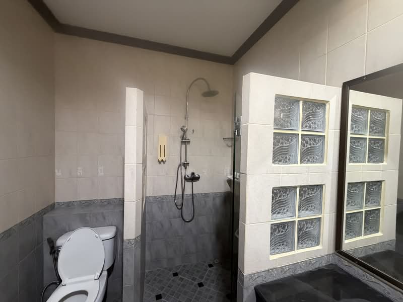 House near Ekkamai, Bangkok, Khlong Tan Nua, Watthana, Bangkok, 4 Bedrooms, 250 sqm, Single Detached House For Rent, by Nalinee Chansiricharoen, 500172925 - DDproperty.com