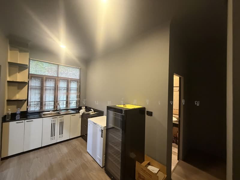 House near Ekkamai, Bangkok, Khlong Tan Nua, Watthana, Bangkok, 4 Bedrooms, 250 sqm, Single Detached House For Rent, by Nalinee Chansiricharoen, 500172925 - DDproperty.com