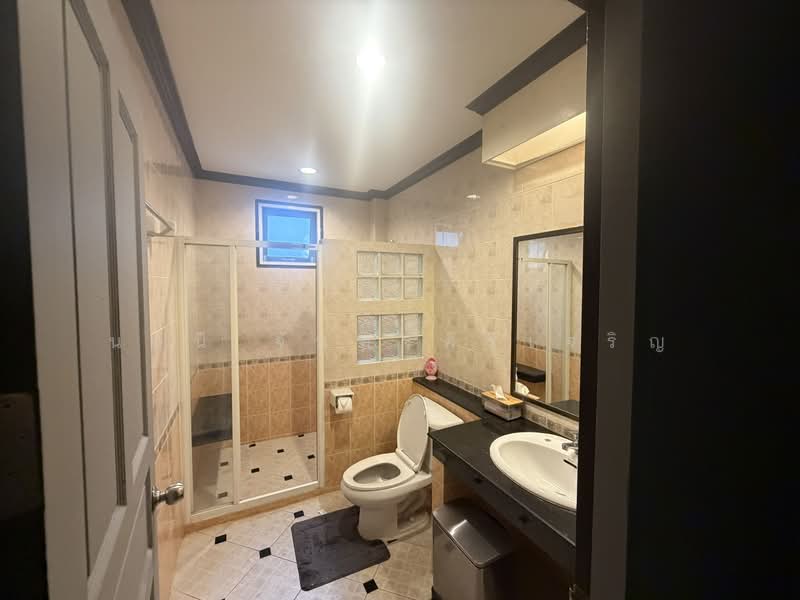 House near Ekkamai, Bangkok, Khlong Tan Nua, Watthana, Bangkok, 4 Bedrooms, 250 sqm, Single Detached House For Rent, by Nalinee Chansiricharoen, 500172925 - DDproperty.com