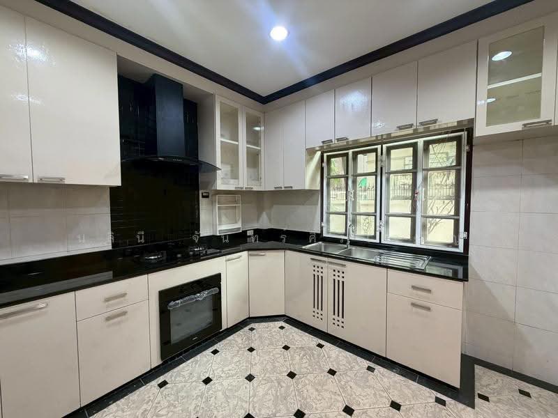 House near Ekkamai, bangkok, Khlong Tan Nua, Watthana, Bangkok, 4 Bedrooms, 250 sqm, Single Detached House For Rent, by Nalinee Chansiricharoen, 500172925 - DDproperty.com