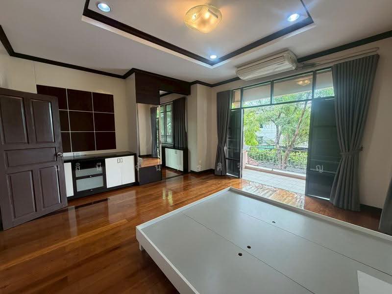 House near Ekkamai, bangkok, Khlong Tan Nua, Watthana, Bangkok, 4 Bedrooms, 250 sqm, Single Detached House For Rent, by Nalinee Chansiricharoen, 500172925 - DDproperty.com