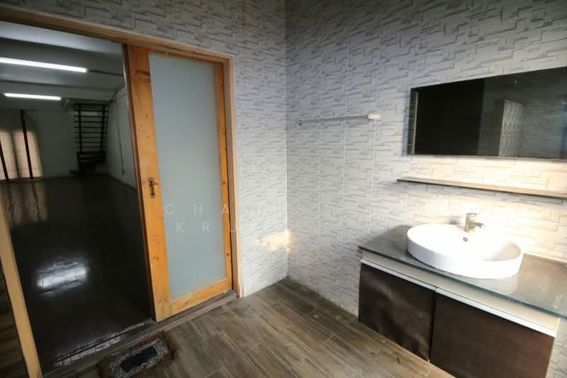 1-BR House, Bangkok, Praborommaharatchawang, Phra Nakhon, Bangkok, 1 Bedroom, 83 sqm, Single Detached House For Sale, by Chanisara Kruakaew, 500173200 - DDproperty.com
