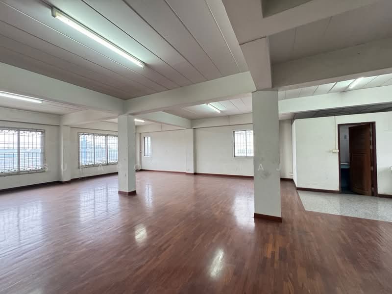 อาคารพาณิชย์ 4.5 ชั้น ห้องมุม มีพื้นที่ด้านข้าง ติดถนนราชพฤกษ์ ใกล้บุญถาวร และ MRT บางรักน้อย-ท่าอิฐ, Nonthaburi, Bang Rak Noi, Muang Nonthaburi, Nonthaburi, , 468 sqm, Shophouse For Rent, by Supaporn Sekajarn, 500173709 - DDproperty.com