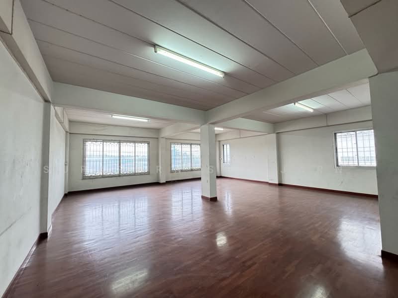 อาคารพาณิชย์ 4.5 ชั้น ห้องมุม มีพื้นที่ด้านข้าง ติดถนนราชพฤกษ์ ใกล้บุญถาวร และ MRT บางรักน้อย-ท่าอิฐ, Nonthaburi, Bang Rak Noi, Muang Nonthaburi, Nonthaburi, , 468 sqm, Shophouse For Rent, by Supaporn Sekajarn, 500173709 - DDproperty.com