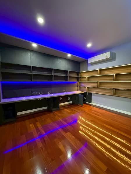 ให้เช่า บ้านเดี่ยว 2 ชั้น สระว่ายน้ำส่วนตัว เหมาะสำหรับครอบครัวใหญ่, Bangkok, Thung Song Hong, Lak Si, Bangkok, 4 Bedrooms, 750 sqm, Single Detached House For Rent, by Forty-Six Real Estate Group, 500173945 - DDproperty.com