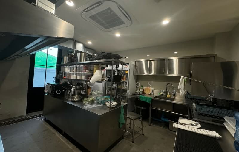 ขาย - ขายบ้านเดี่ยว 4 ชั้น พร้อมกิจการคาเฟ่และห้องพัก สไตล์ยุโรป ทำเลริมแม่น้ำ, นครปฐม