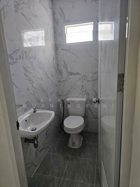 ทาวน์โฮมหลังมุม ม.จิตรณรงค์ 21 ราคาดี ทำเลพุทธมณฑลสาย 4 เพียง 1.89 ล้าน!, กรุงเทพ, พุทธมณฑลสาย 4, หนองค้างพลู, หนองแขม, กรุงเทพ, 135 ตร.ม., ทาวน์เฮ้าส์ ขาย, โดย Apaporn Muanthorani, 500174148 - DDproperty.com