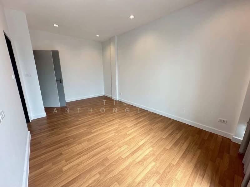 For rent: Brand new home office in Satri Witthaya 2 area, near Ekkamai-Ramintra Expressway., Bangkok, Lat Phrao, Lat Phrao, Bangkok, , 300 sqm, Office Space For Rent, by Tida phanthonglarptawee, 500174405 - DDproperty.com