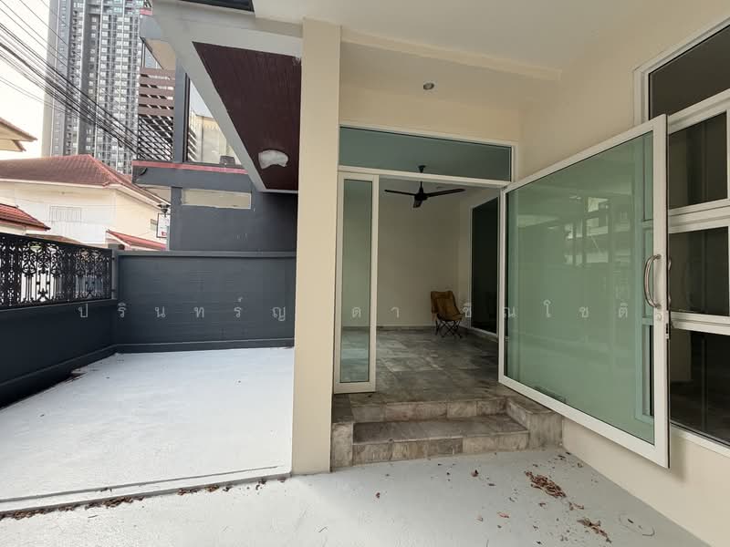 Townhouse near BTS Phrakanong, Bangkok, Phra Kanong, Khlong Toei, Bangkok, 5 Bedrooms, 400 sqm, Townhouse For Rent, by ปรินทร์ญาดา ชิณโชติ, 500174491 - DDproperty.com