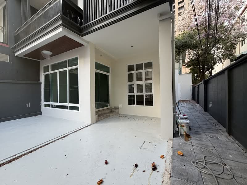 Townhouse near BTS Phrakanong, Bangkok, Phra Kanong, Khlong Toei, Bangkok, 5 Bedrooms, 400 sqm, Townhouse For Rent, by ปรินทร์ญาดา ชิณโชติ, 500174491 - DDproperty.com