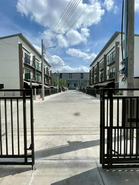 Baan Klang Muang Srinakarin – Onnut, Bangkok, 174 Soi On Nut 70/1, Prawet, Prawet, Bangkok, 3 Bedrooms, 145 sqm, Townhouse For Sale, by HOME Real Estate Service, 500174672 - DDproperty.com