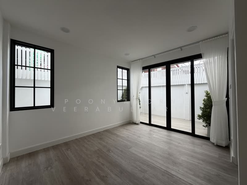 บ้านเดี่ยวตกแต่งสไตล์ Cozy ซอยอ่อนนุช 44, กรุงเทพ, สวนหลวง, สวนหลวง, กรุงเทพ, 250 ตร.ม., บ้านเดี่ยว ขาย, โดย Poonyaporn Veerabulyarit, 500174697 - DDproperty.com