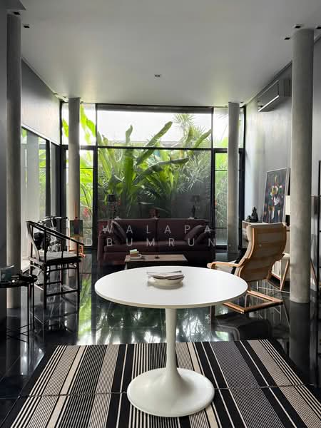 2-BR House, Bangkok, Jom Phon, Chatuchak, Bangkok, 2 Bedrooms, 502 sqm, Single Detached House For Sale, by Walapa Jidbumrungsakun, 500174707 - DDproperty.com