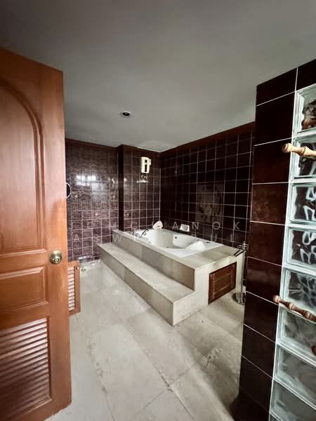 Townhome Sukhumvit 39 900m from BTS Prompong, Bangkok, Sukhumvit 39, Khlongtoei Nua, Watthana, Bangkok, 8 Bedrooms, 800 sqm, Townhouse For Rent, by Jomchanok Aswavibul, 500174751 - DDproperty.com