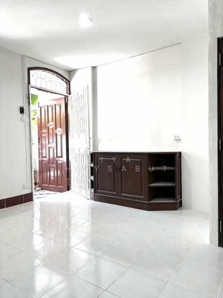 ทาวเฮาส์ ทางขึ้นรถไฟฟ้าลาดพร้าว71 อยู่ประตูหมู่บ้าน, กรุงเทพ, วังทองหลาง, วังทองหลาง, กรุงเทพ, 150 ตร.ม., ทาวน์เฮ้าส์ ขาย, โดย Thiya Chaysabut, 500174786 - DDproperty.com