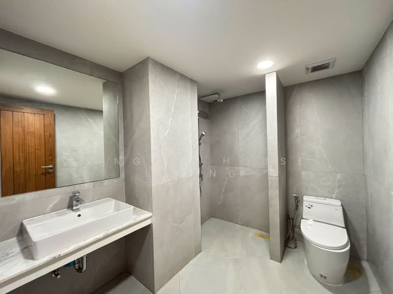 Royal Castle Sukhumvit, Bangkok, 30 Soi Sukhumvit 39, Khlongtoei Nua, Watthana, Bangkok, 3 Bedrooms, 160 sqm, Condo For Rent, by Bangkok House Living, 500174924 - DDproperty.com