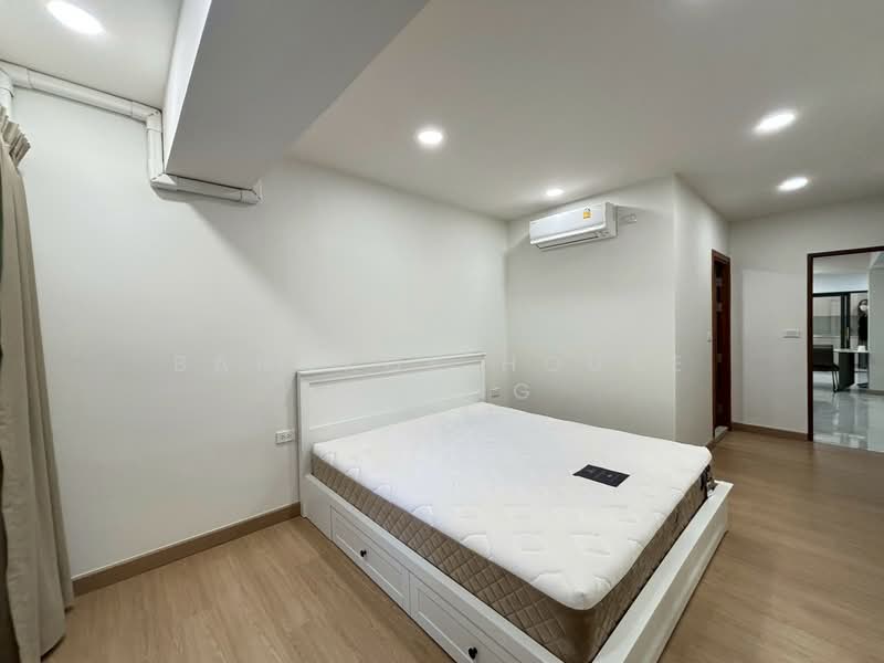 Royal Castle Sukhumvit, Bangkok, 30 Soi Sukhumvit 39, Khlongtoei Nua, Watthana, Bangkok, 3 Bedrooms, 160 sqm, Condo For Rent, by Bangkok House Living, 500174924 - DDproperty.com