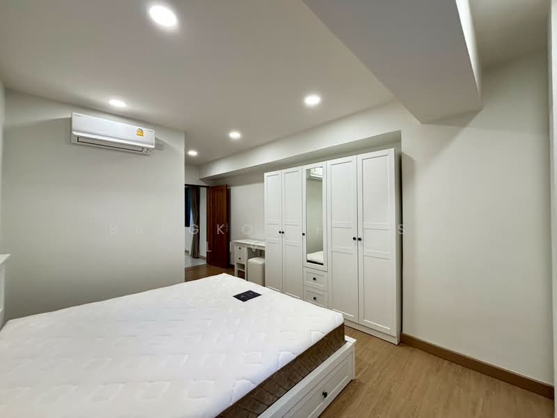 Royal Castle Sukhumvit, Bangkok, 30 Soi Sukhumvit 39, Khlongtoei Nua, Watthana, Bangkok, 3 Bedrooms, 160 sqm, Condo For Rent, by Bangkok House Living, 500174924 - DDproperty.com