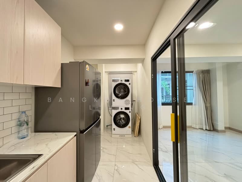 Royal Castle Sukhumvit, Bangkok, 30 Soi Sukhumvit 39, Khlongtoei Nua, Watthana, Bangkok, 3 Bedrooms, 160 sqm, Condo For Rent, by Bangkok House Living, 500174924 - DDproperty.com