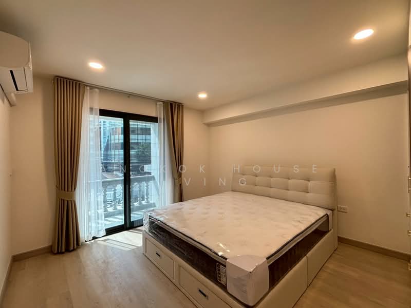 Royal Castle Sukhumvit, Bangkok, 30 Soi Sukhumvit 39, Khlongtoei Nua, Watthana, Bangkok, 3 Bedrooms, 190 sqm, Condo For Rent, by Bangkok House Living, 500174937 - DDproperty.com