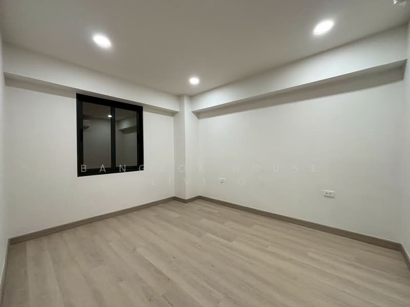 Royal Castle Sukhumvit, Bangkok, 30 Soi Sukhumvit 39, Khlongtoei Nua, Watthana, Bangkok, 3 Bedrooms, 190 sqm, Condo For Rent, by Bangkok House Living, 500174937 - DDproperty.com