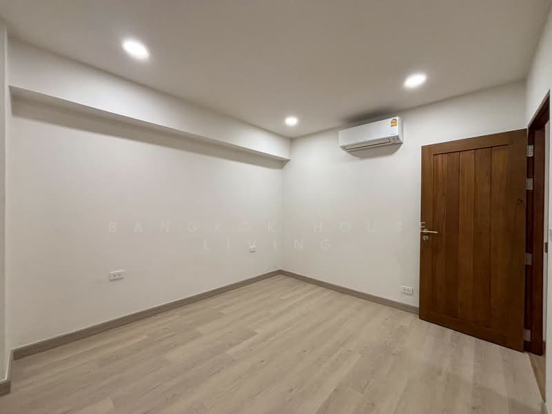 Royal Castle Sukhumvit, Bangkok, 30 Soi Sukhumvit 39, Khlongtoei Nua, Watthana, Bangkok, 3 Bedrooms, 190 sqm, Condo For Rent, by Bangkok House Living, 500174937 - DDproperty.com