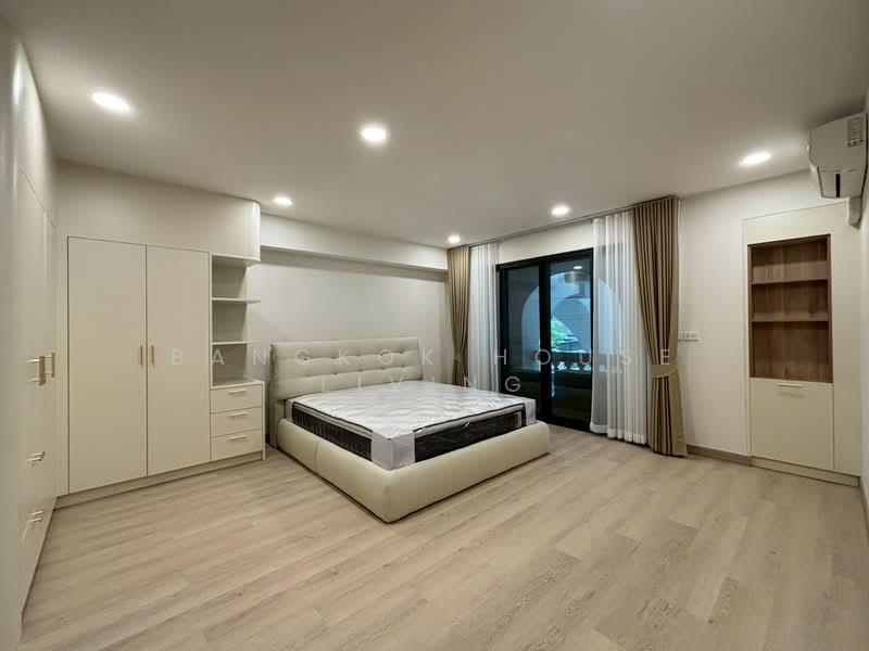 Royal Castle Sukhumvit, Bangkok, 30 Soi Sukhumvit 39, Khlongtoei Nua, Watthana, Bangkok, 3 Bedrooms, 190 sqm, Condo For Rent, by Bangkok House Living, 500174937 - DDproperty.com