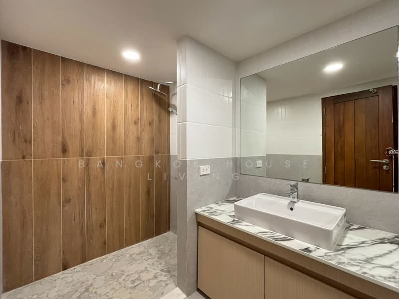 Royal Castle Sukhumvit, Bangkok, 30 Soi Sukhumvit 39, Khlongtoei Nua, Watthana, Bangkok, 3 Bedrooms, 190 sqm, Condo For Rent, by Bangkok House Living, 500174937 - DDproperty.com