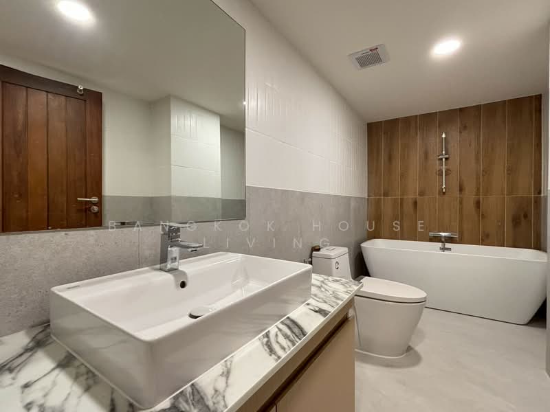 Royal Castle Sukhumvit, Bangkok, 30 Soi Sukhumvit 39, Khlongtoei Nua, Watthana, Bangkok, 3 Bedrooms, 190 sqm, Condo For Rent, by Bangkok House Living, 500174937 - DDproperty.com