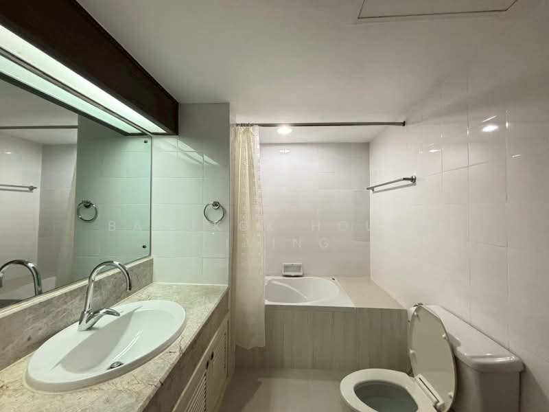 Baan Suanpetch, Bangkok, 18 Soi Sukhumvit 39, Khlong Tan Nua, Watthana, Bangkok, 2 Bedrooms, 135 sqm, Condo For Rent, by Bangkok House Living, 500174998 - DDproperty.com