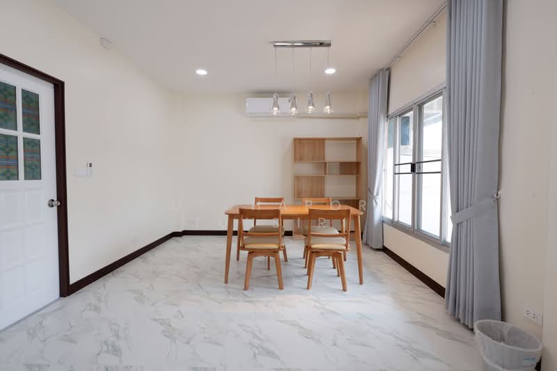 บ้านในโครงการ ให้เช่า – ใกล้มีโชคพลาซ่า เพียง 5 นาที ค่าเช่า 28,000 บาท / เดือน รหัสทรัพย์ : No.6H32, Chiang Mai, San Sai Noi, San Sai, Chiang Mai, 3 Bedrooms, 150 sqm, Single Detached House For Rent, by Rutchaporn Tunsiri, 500175253 - DDproperty.com