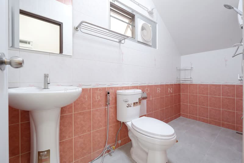 บ้านในโครงการ ให้เช่า – ใกล้มีโชคพลาซ่า เพียง 5 นาที ค่าเช่า 28,000 บาท / เดือน รหัสทรัพย์ : No.6H32, Chiang Mai, San Sai Noi, San Sai, Chiang Mai, 3 Bedrooms, 150 sqm, Single Detached House For Rent, by Rutchaporn Tunsiri, 500175253 - DDproperty.com