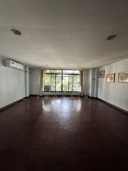 ทาวน์โฮม 4 ชั้น ทองหล่อ ซอย 7, Bangkok, Khlong Tan Nua, Watthana, Bangkok, 6 Bedrooms, 400 sqm, Townhouse For Rent, by Jatuporn Amonsin, 500175325 - DDproperty.com