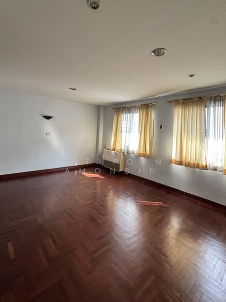 ทาวน์โฮม 4 ชั้น ทองหล่อ ซอย 7, Bangkok, Khlong Tan Nua, Watthana, Bangkok, 6 Bedrooms, 400 sqm, Townhouse For Rent, by Jatuporn Amonsin, 500175325 - DDproperty.com