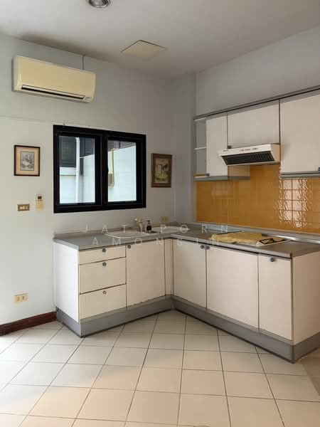 ทาวน์โฮม 4 ชั้น ทองหล่อ ซอย 7, Bangkok, Khlong Tan Nua, Watthana, Bangkok, 6 Bedrooms, 400 sqm, Townhouse For Rent, by Jatuporn Amonsin, 500175325 - DDproperty.com