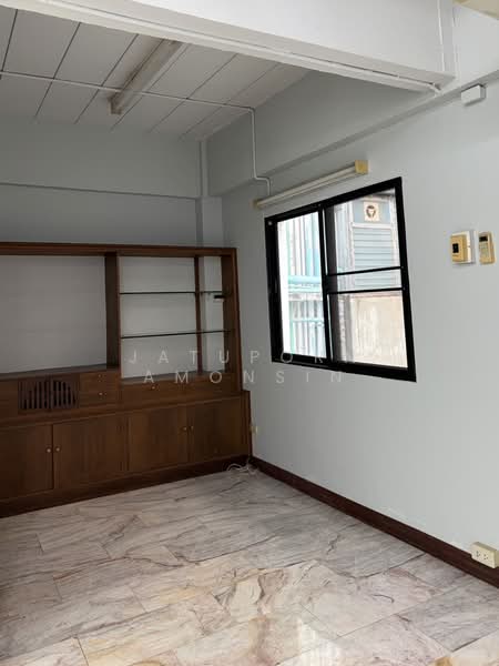 ทาวน์โฮม 4 ชั้น ทองหล่อ ซอย 7, Bangkok, Khlong Tan Nua, Watthana, Bangkok, 6 Bedrooms, 400 sqm, Townhouse For Rent, by Jatuporn Amonsin, 500175325 - DDproperty.com