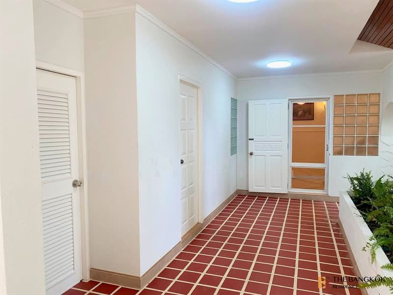 House Area Sukhumvit (Mid Sukhumvit), Bangkok, Phra Kanong, Khlong Toei, Bangkok, 5 Bedrooms, 460 sqm, Single Detached House For Rent, by Nicha Peerakittikul, 500175335 - DDproperty.com