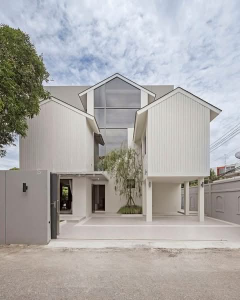 3-BR House, Bangkok, Khlong Tan Nua, Watthana, Bangkok, 3 Bedrooms, 204 sqm, Single Detached House For Sale, by Tanapat Sakonsontised, 500175364 - DDproperty.com